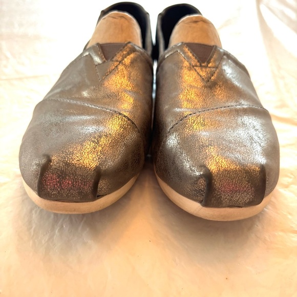 TOMS Alparagatas metallic silver hole flexs Slip-On flats
SZ 8 NWOT main image 11